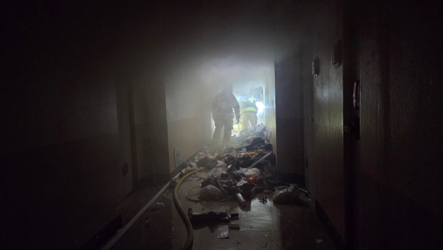 28일 오후 울산 남구 달동의 한 아파트 화재 현장에서 소방대원들이 연기로 가득 찬 복도를 뚫고 진화 작업을 벌이고 있다. 울산소방본부 제공