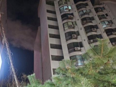 울산 남구 아파트서 화재…70대 1명 사망·주민 50명 대피