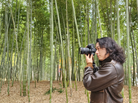 이준희 작가는 한국에서 가장 괴상한 사진가가 되고 싶어 한다.