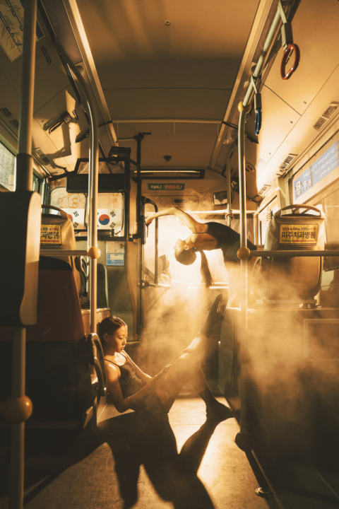 조명을 설치해 무대가 된 버스에서 무용수들이 춤추고 있다. 이준희 제공