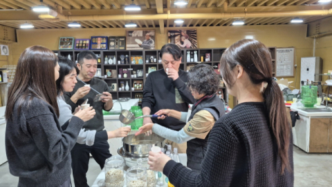 일본발 크루즈 차터 여행사 기항 관광 중 부산 금정산성 막걸리 체험장에서 막걸리 만들기 및 시음 체험 모습(2025. 11월).