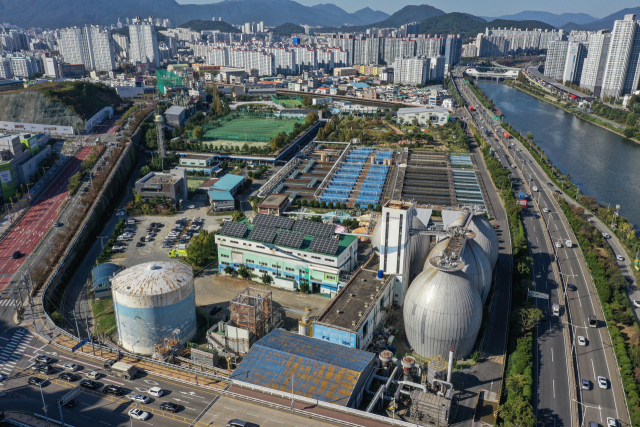 부산 수영하수처리장과 일대 전경. 부산일보 DB