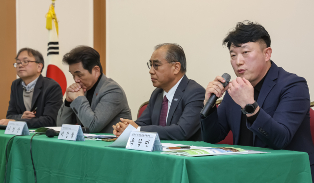 국립공원 금정산 거버넌스 미래 콘퍼런스가 29일 부산 동구 부산일보사 소강당에서 열렸다. 최송현 부산대 교수, 이청산 한국민예총 전 이사장, 이정실 부산관광공사 사장, 옥창민 부산시 낙동강미래기획단장이 토론을 하고 있다. 김종진 기자 kjj1761@