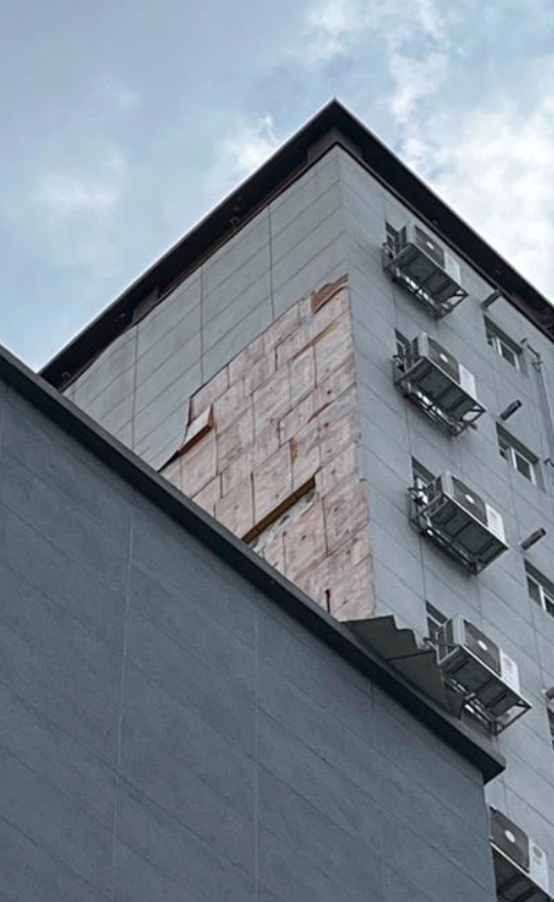 지난해 5월 부산 연제구 전세 사기 건물. 건물 외벽 타일이 파손돼 바닥으로 떨어졌다. 부산일보DB