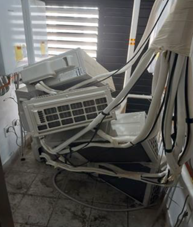 지난해 2월 부산진구 한 전세 사기 건물 실외기가 외벽 철제 구조물과 함께 추락했다. 부산일보DB