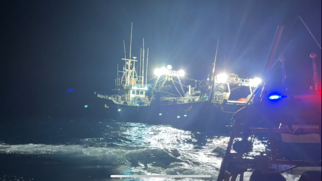 부산해양경찰서는 28일 오후 9시 10분께 경남 거제시 홍도 인근 해상에서 40t급 선박 A 호를 음주 운항 혐의(해상교통안전법 위반)로 검거했다. 부산해양경찰서 제공