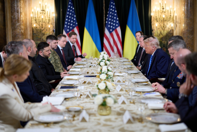 도널드 트럼프 미국 대통령과 볼로디미르 젤렌스키 우크라이나 대통령이 28일(현지 시간) 플로리다주 팜비치에 있는 마러라고 리조트에서 양자 회담을 진행하고 있다. UPI연합뉴스