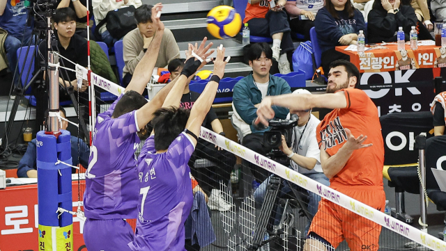 지난달 30일 OK읏맨 디미트로프가 부산 강서체육관에서 열린 2025-2026 프로배구 V리그 우리카드전에서 강타를 터뜨리고 있다. OK읏맨 제공