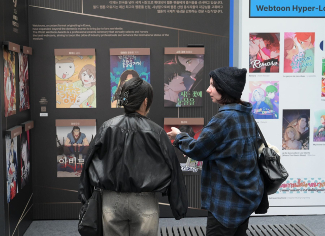 지난 10월 서울 롯데타운 잠실에서 열린 '2025 월드 웹툰 페스티벌'을 둘러보는 외국인 관람객들. 한국콘텐츠진흥원 제공