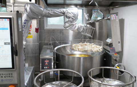 부산 학교 급식실에 로봇 투입했더니… 고온 작업 시간 69% 줄었다