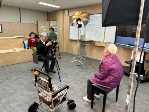부산국제영화고등학교, 초량1동 어르신께 장수사진 무료 촬영