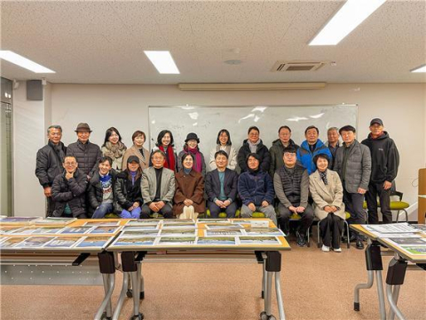 부산디지털대학교 사진영상학과 학생들이 포트폴리오 리뷰 행사에서 단체 기념사진을 촬영하고 있다.