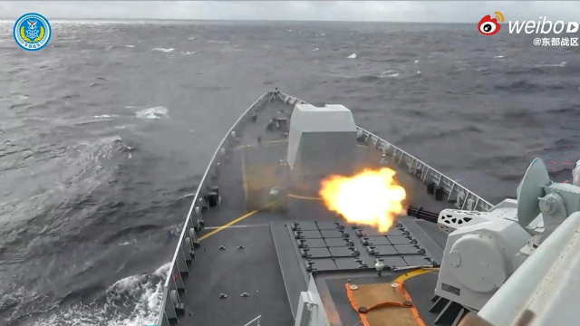 중국인민해방군 동부전구는 중국군함이 알려지지 않은 장소에서 사격을 하고 있는 모습을 대만 포위훈련 첫날인 29일(현지 시간) 공개했다. 동부전구는 30일 대만 인근 해역에서 이틀째 실사격 훈련을 진행중이다. AFP연합뉴스
