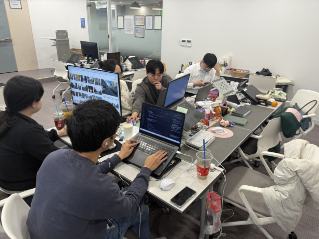 지난 9월 부산디지털혁신아카데미(BDIA)에서 교육생들이 채용연계형 사이버보안 전문인력 양성과정 교육을 듣고 있다(위). 이달 초 ‘빅데이터 전문인력 양성과정’에서 프로젝트를 진행하는 교육생들. 부산정보산업진흥원 제공