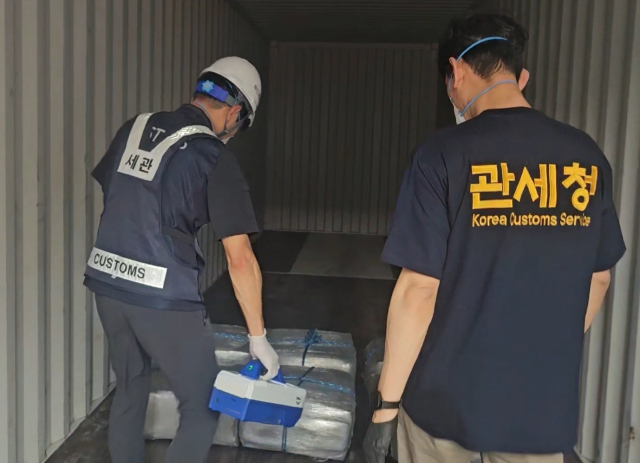 세관 직원들이 컨테이너 내부 코카인 꾸러미를 확인하고 있다. 부산본부세관 제공