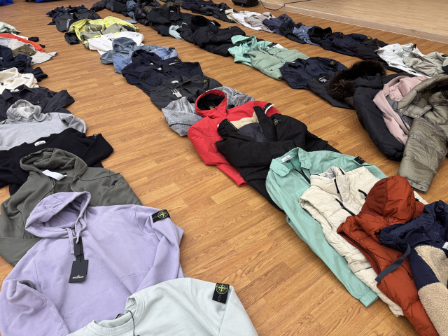 부산 수영경찰서는 영업을 종료한 중고 명품 가게에 침입해 현금과 귀중품을 훔쳐 달아난 혐의(특수절도 등)로 검거된 30대 남성 A 씨에 대한 구속 영장을 최근 신청했다고 31일 밝혔다. 사진은 경찰이 A 씨로부터 환수한 명품 의류. 부산 수영경찰서 제공.