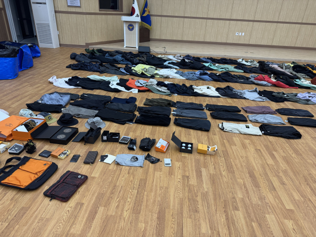 부산 수영경찰서는 영업을 종료한 중고 명품 가게에 침입해 현금과 귀중품을 훔쳐 달아난 혐의(특수절도 등)로 검거된 30대 남성 A 씨에 대한 구속 영장을 최근 신청했다고 31일 밝혔다. 사진은 경찰이 A 씨로부터 환수한 명품 의류. 부산 수영경찰서 제공.
