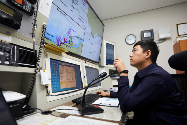 한국해양교통안전공단(KOMSA) 운항관리자가 운항 중인 여객선의 안전운항 상황을 모니터링하고 있다. KOMSA 제공