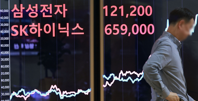 삼성전자 주가가 30일 장중 사상 처음으로 ‘12만전자’를 기록했다. 이날 서울 종로구 연합인포맥스에 설치된 모니터에 삼성전자·SK하이닉스 장중 최고가가 표시되고 있다. 연합뉴스