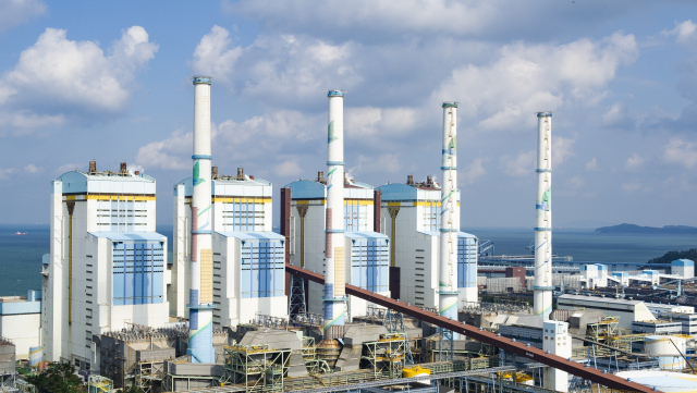 한국서부발전은 31일 충남 태안 태안발전본부에서 ‘태안화력 1호기 명예로운 발전종료 기념식’을 개최했다. 사진 오른쪽 첫 번째 설비가 태안화력 1호기. 서부발전 제공