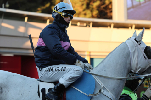 지난 11월 30일, 렛츠런파크 부산경남에서 경주마 마가리타와 함께 첫 승을 달성한 손경민 기수.