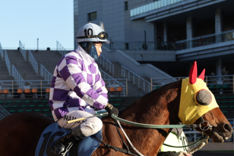 지난 12월 19일, 렛츠런파크 부산경남에서 경주마 크루엘라와 함께 첫 승을 달성한 남정혁 기수.