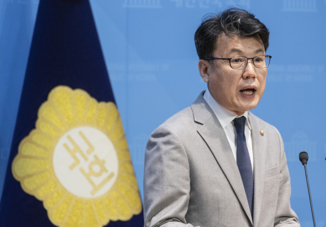 더불어민주당 진성준 의원이 31일 국회에서 원내대표 보궐선거 출마 기자회견을 하고 있다. 연합뉴스