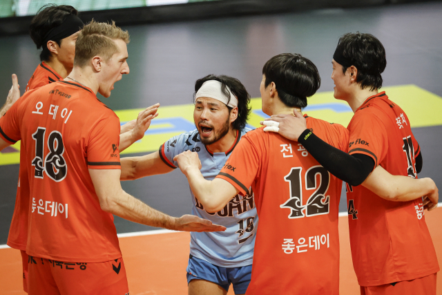 OK저축은행이 지난달 30일 부산강서체육관에서 열린 한국전력전에서 득점에 성공한 뒤 환호하고 있다. OK저축은행 제공