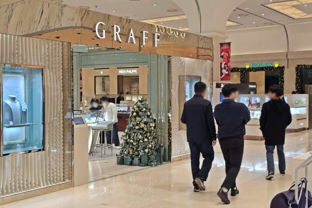 신세계백화점 명품 매장.