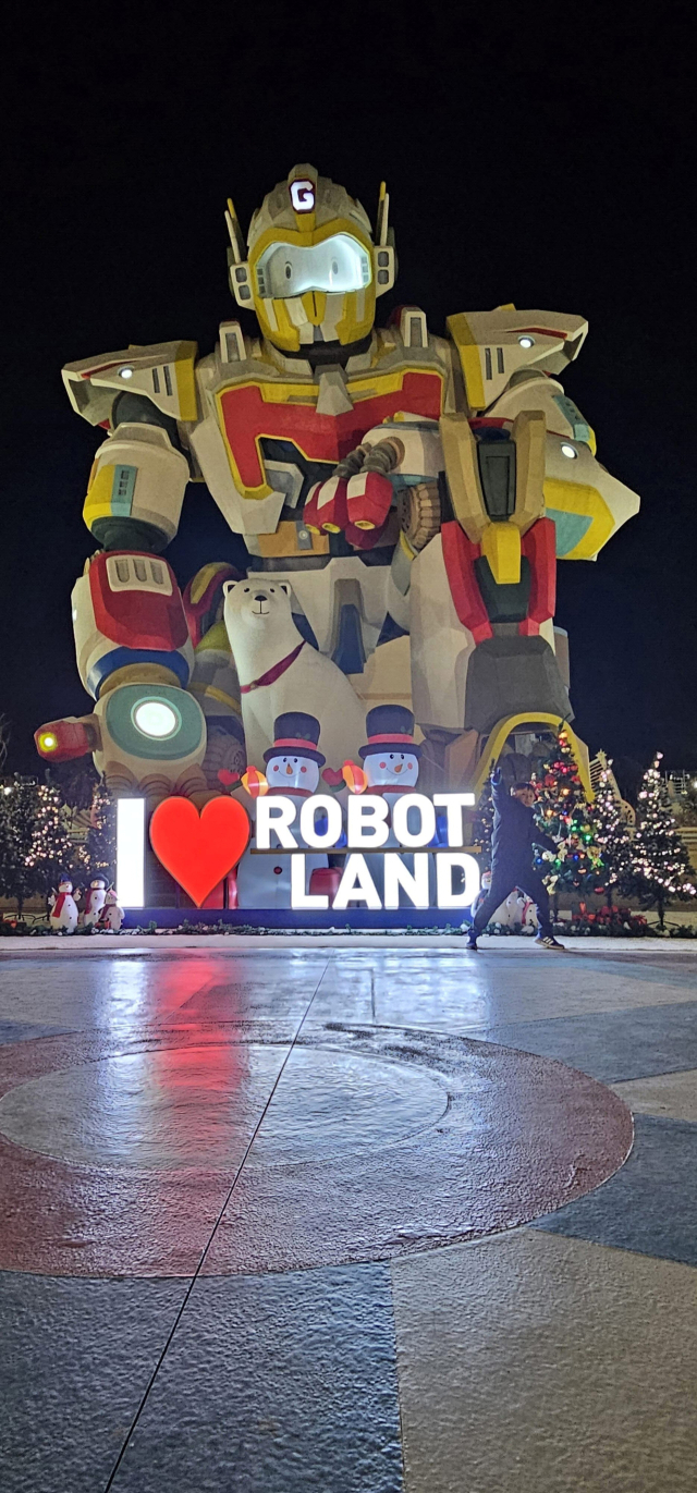 경남도와 창원시가 민간사업자와의 소송에서 패소해 1600억 원이 넘는 비용을 물어준 마산합포구 로봇랜드 조형물 모습. 부산일보DB