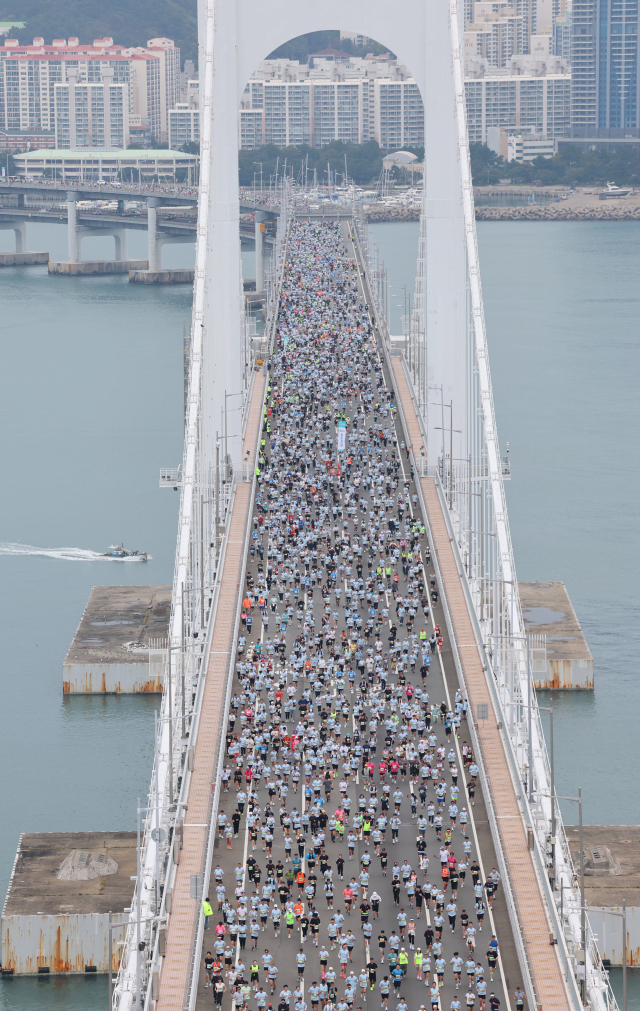 부산일보 주최 ‘2025 성우하이텍 부산바다마라톤’ 대회가 지난해 10월 부산 광안대교와 광안리 일원에서 펼쳐져 참가자들이 가을 날씨 속에 광안대교를 달리고 있다. 부산일보DB