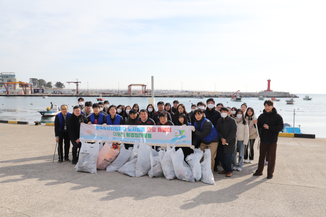 한국수산자원공단은 31일 노사합동으로 부산 기장군 이동항 일대에서 생활쓰레기와 해양폐기물을 수거하는 환경정화 활동을 실시했다. 수산자원공단 제공