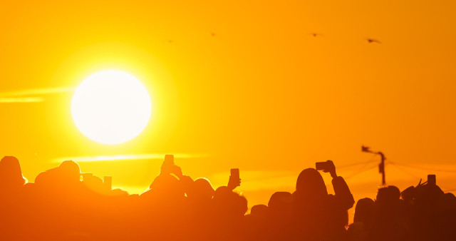2026년(병오년) 새해 첫날인 1일 오전 부산 해운대구 해운대해수욕장을 찾은 시민과 관광객들이 올해 첫 해돋이를 감상하고 있다. 김종진 기자 kjj1761@