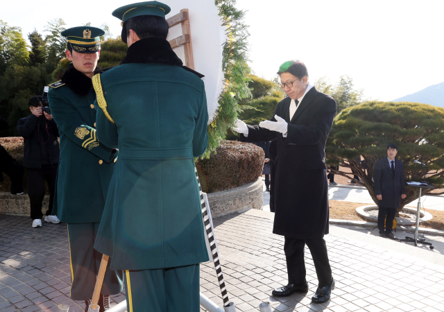 박형준 부산시장이 1일 중앙공원 충혼탑 참배에 나서 헌화하고 있다. 정종회 기자 jjh@