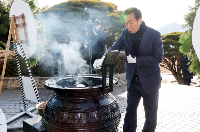 최진봉 부산구청장·군수협의회 회장이 1일 오전 부산 중앙공원 충혼탑에 분향하고 있다. 정종회 기자 jjh@