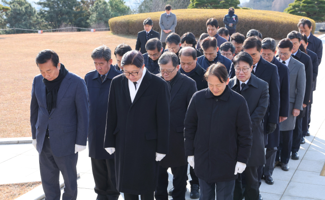 박형준 부산시장과 최진봉 부산구청장·군수협의회 회장, 부산시 간부들이 새해 첫날인 1일 오전 부산 중앙공원 충혼탑 참배를 하고 있다. 정종회 기자 jjh@