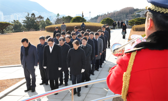 박형준 부산시장과 최진봉 부산구청장·군수협의회 회장, 부산시 간부들이 새해 첫날인 1일 오전 부산 중앙공원 충혼탑 참배를 하고 있다. 정종회 기자 jjh@