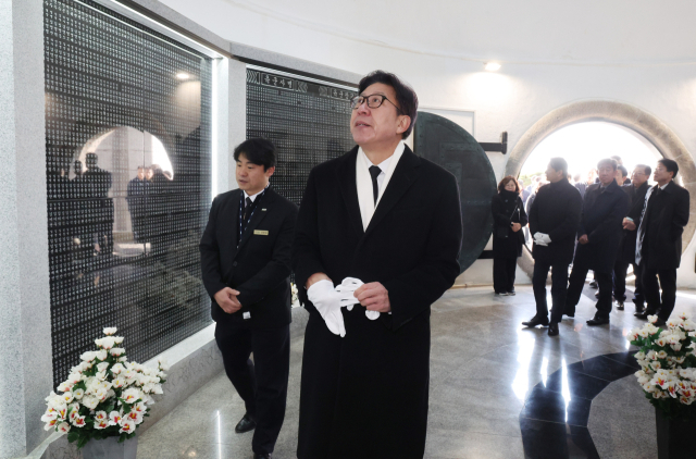 박형준 시장이 1일 오전 부산 중앙공원 충혼탑 참배 후 위패를 모신 영현실을 둘러보고 있다. 정종회 기자 jjh@