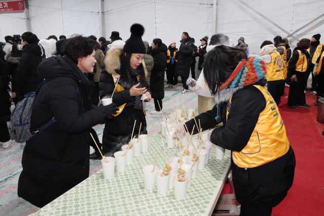 방문객들이 1일 양산시가 마련한 방한 텐트에서 어묵을 먹고 있다. 양산시 제공