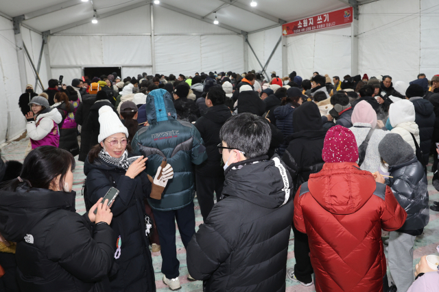 방문객들이 1일 양산시가 마련한 방한 텐트에서 어묵과 차를 마시면서 추위를 피하고 있다. 양산시 제공