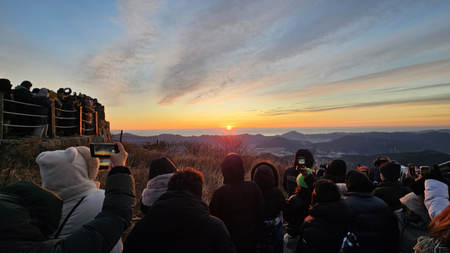 2026년 새해 첫날인 1일 오전 천성산 정상을 찾은 방문객들이 일출을 보고 각자의 소원을 빌고 있다. 김태권 기자