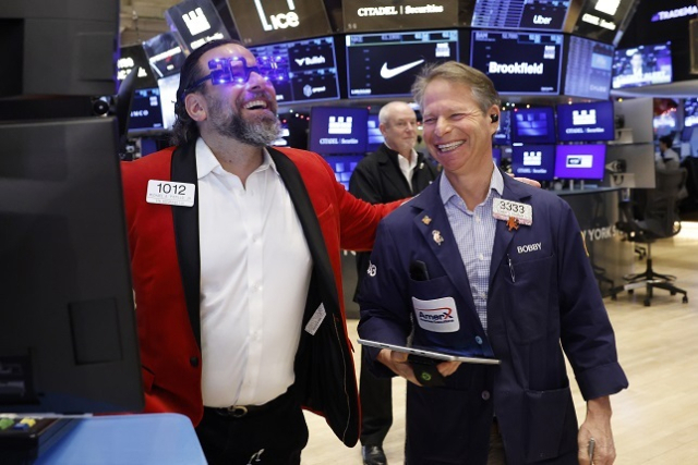 12월 31일 뉴욕증권거래소에서 트레이더들이 2026년 안경을 쓰고 새해를 자축하고 있다. 연합뉴스