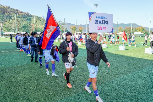 경남 김해시에서 열린 ㄴ'외국인 월드컵 대회'에서 캄보디아 선수단이 입장하고 있다. 부산일보DB