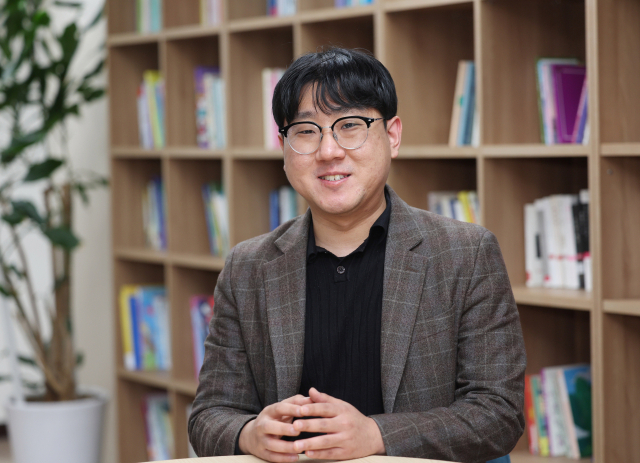 해진공과 함께하는 부산일보 해양문학 공모전 대상 수상자인 이동윤 씨. 정종회 기자 jjh@