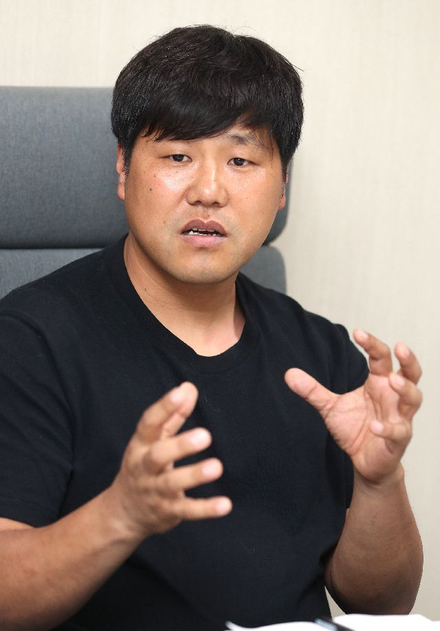 임성용 작가. 부산일보DB