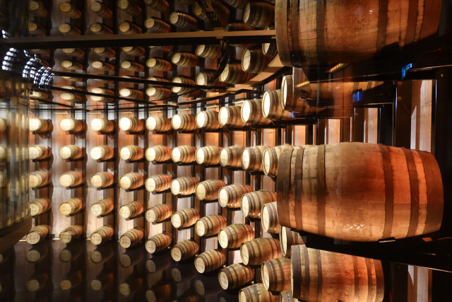 쉐리 캐스크를 보여주는 디스틸러리 전시공간. 이상훈 제공