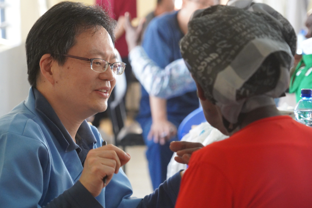 부산사람이태석기념사업회 ‘제15회 이태석봉사상’ 수상자인 이대성 선교사가 케냐에서 의료 봉사를 하고 있다. 부산사람이태석기념사업회 제공