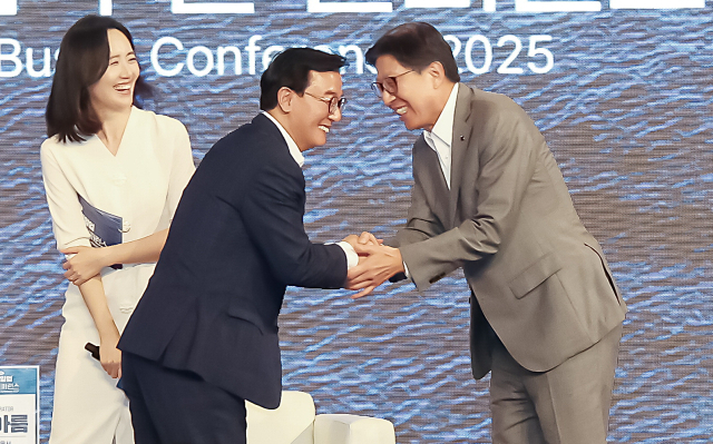전재수 전 해양수산부 장관과 박형준 부산시장이 지난해 9월 부산에서 열린 ‘2025 스케일업 부산 컨퍼런스’에서 만나 악수하고 있다. 김종진 기자 kjj1761@
