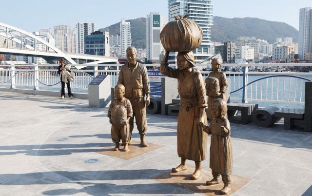 부산 중구 유라리광장에 조성된 ‘피란수도광장’의 조형물. 부경근대사료연구소 제공·부산일보DB