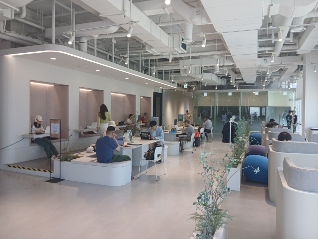 부산형 워케이션 사업 이용자들이 부산 동구 아스티호텔 거점센터에서 일하고 있다. 부산시 제공